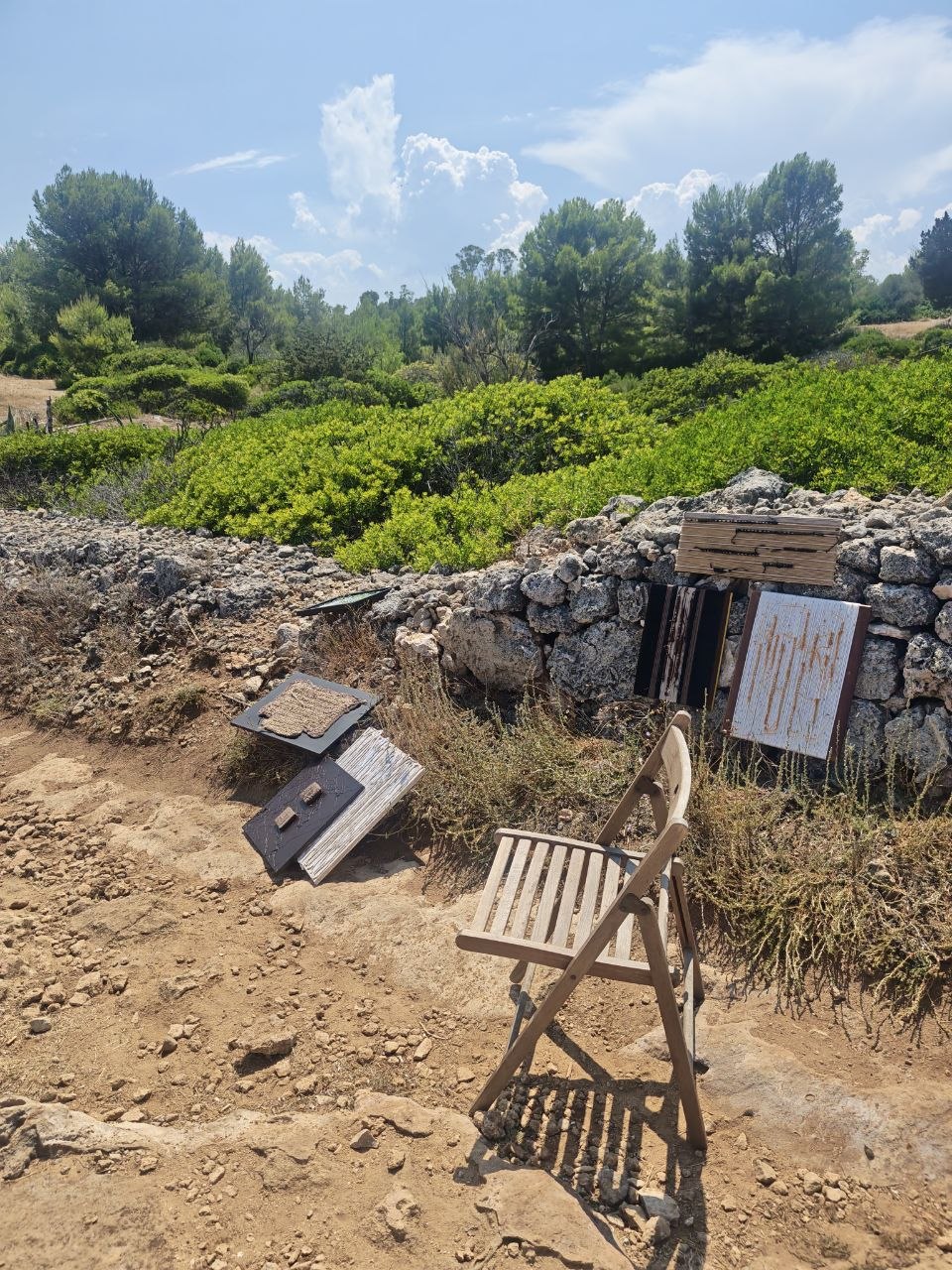 Ross.Wool · «Stazione Meridiana» — Sedia calligrafica tra gli ulivi secolari